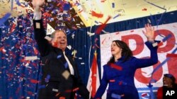 El candidato demócrata Doug Jones y su esposa Louise celebran el triunfo en Birmingham, Alabama tras derrotar al republicano Roy Moore.