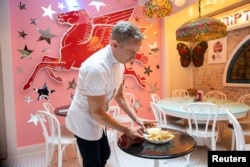 Chef Joe Calderone serves The Creme de la Creme Pommes Frites, the world's most expensive french fries, according to the Guinness Book of World Records, at Serendipity 3 restaurant New York City, New York, U.S., July 23, 2021. (REUTERS/Eduardo Munoz)