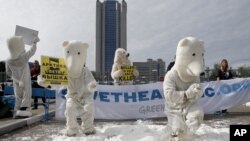 Para aktivis Greenpeace mengenakan pakaian beruang Kutub melakukan protes di luar markas perusahaan Gazprom di Moskow (foto: dok). 