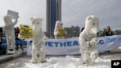 Aktivis Greenpeace mengenakan kostum beruang raksasa kutub melakukan unjuk rasa di depan kantor pusat Gazprom, di Moskow menentang pengeboran minyak di Kutub Utara (5/9).