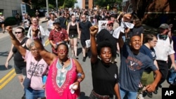 Demonstranti protiv rasizma marširaju na godišnjicu desničarskog protesta u Šarlotsvilu u Virdžiniji, 12. avgusta 2018.
