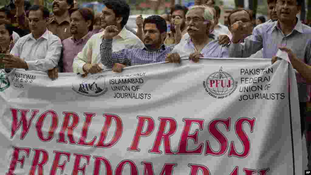 Des journalistes du Pakistan célébrent la Journée mondiale de la liberté de la presse à Islamabad, le 3 mai 2016.