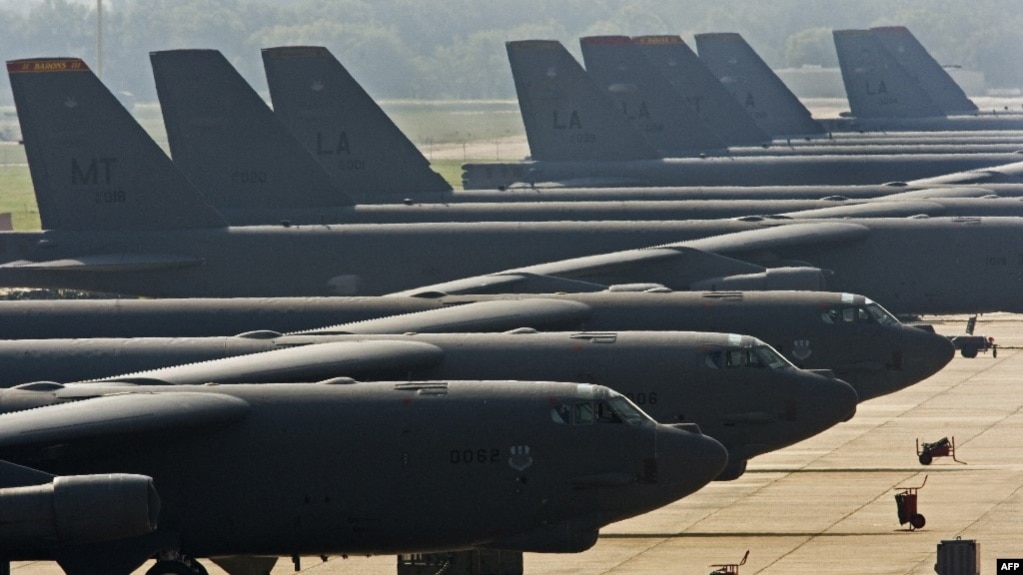 Бомбардировщики ВВС США B-52H на взлетно-посадочной полосе базы ВВС "Барксдейл" в Луизиане 