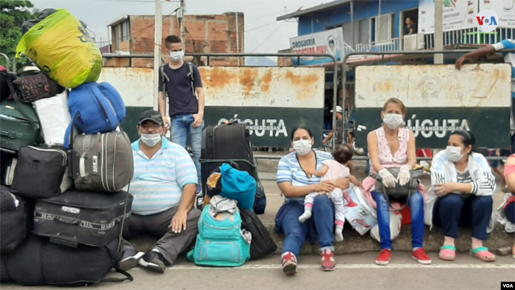 Esta familia llegó a la frontera desde el interior de Colombia. Cada uno viaja con un par de bultos de tamaño regular para que sea más fácil arrastrarlos en carretillas según el punto de la travesía a pie. (Foto: Hugo Echeverry)