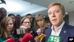 Pemimpin Partai Peasant and Green's Union (LPGU) Ramunas Karbauskis berbicara kepada media setelah meraih kemenangan dalam pemilihan parlemen di Vilnius, Lituania (23/10). (AP/Mindaugas Kulbis)