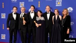 赢得第77届金球奖最佳影片奖的英国导演萨姆·门德斯和他的获奖电影“1917”的剧组成员 （2020年1月5日）