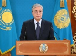 قاسم جومارت توکایف، رئیس جمهوری قزاقستان، در حال ایراد نطق تلویزیونی در نورسلطان، پایتخت قزاقستان. ٧ ژانویه ٢٠٢٢