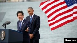 El presidente Barack Obama y el premier japonés Shinzo Abe en la base Pearl Harbor-Hickam en Honolulu, Hawái.