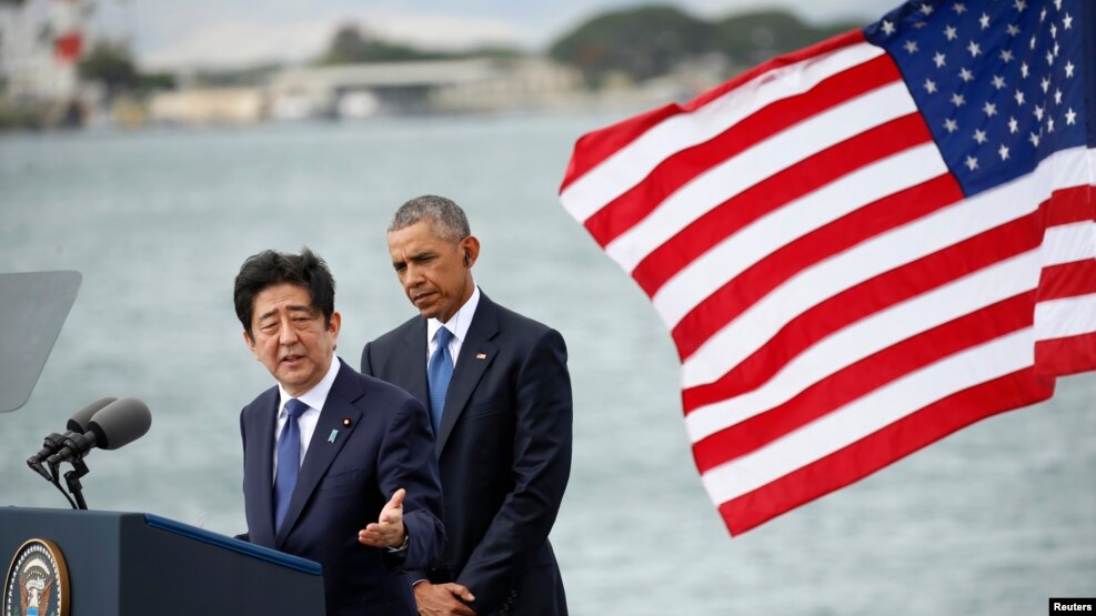 Thủ tướng Nhật Bản Shinzo Abe (T) và Tổng thống Mỹ Barack Obama phát biểu tại Căn cứ Hỗn hợp Trân Châu Cảng-Hickam, Hawaii, gày 27 tháng 12 năm 2016.