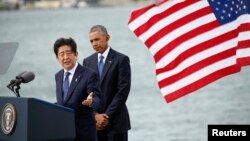 아베 신조 일본 총리가 27일 하와이 진주만에서 연설하고 있다. 오른쪽은 바락 오바마 미국 대통령.