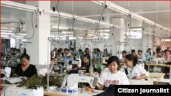 ພະນັກງານຢູ່ທີ່ໂຮງງານຕັດຍິບ ແຫ່ງນຶ່ງ ໃນລາວ.