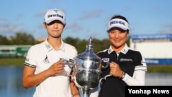 미국 플로리다주 네이플스의 티뷰론 골프클럽에서 열린 미국여자프로골프(LPGA) 투어 'CME그룹 투어 챔피언십'에서 박성현(왼쪽)과 유소연 선수가 올해의 선수상을 공동 수상한 뒤 우승컵을 들고 기념사진을 찍고 있다.