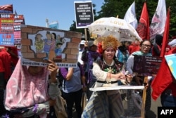 Para aktivis perempuan yang ikut pawai Hari Perempuan Internasional di Jakarta, 8 Maret 2019. (Foto: AFP)