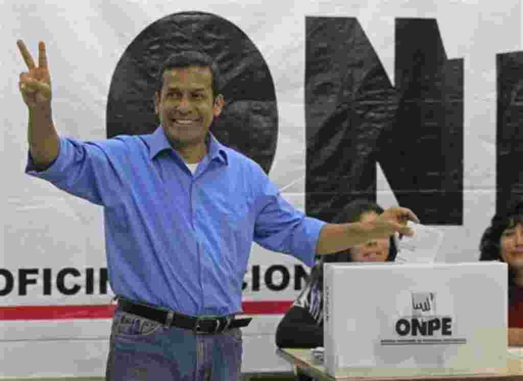El candidato Ollanta Humala acudió temprano a las urnas.