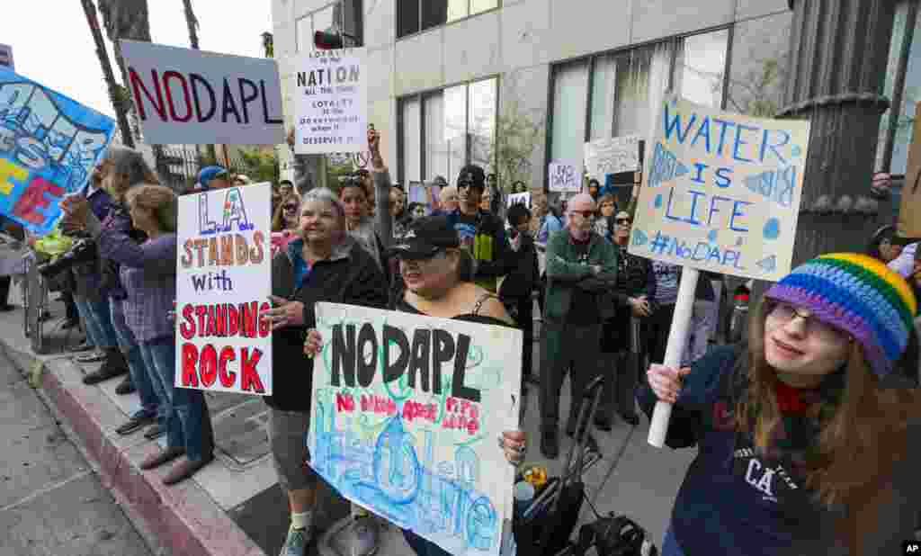تظاهرات در شهر&nbsp;لس آنجلس علیه پروژه احداث خطوط لوله ای که قرار است نفت داکوتای شمالی را به پایانه ای در ایالت ایلینوی انتقال بدهد. دولت ترامپ موافق اجرای آن است اما فعالان محیط زیست به اجرای آن اعتراض دارند. 
