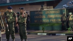 Tentara berjaga di pintu masuk penjara Welikada di Colombo, Sri Lanka, 10 November 2012. (Foto: dok).