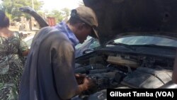 Un des stagiaires dans le garage de favour Okonkwo, Nigeria, le 2 décembre 2020.