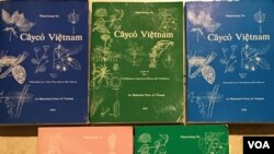 Một số hình bìa bộ sách đồ sộ Cây Cỏ Việt Nam gồm 6 Quyển 2 Tập của Giáo Sư Phạm Hoàng Hộ xuất bản tại hải ngoại. (Ảnh Ngô Thế Vinh)