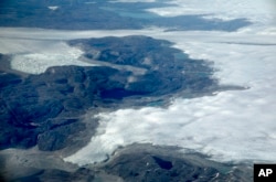 Lapisan es di tenggara Pulau Greenland, 3 Agustus 2017.