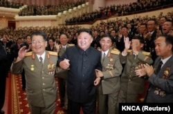Arhiva - Sjevernokorejski lider Kim Jong-un tokom proslave sa nuklearnim naučnicima i inženjerima koji su učestvovali u probi hidrogenske bombe. Na ovoj nedatiranoj fotografiji koju je objavila sjevernokorejska Korejska centralna novinska agencija (KCNA) u Pjongjangu, 10. septembra 2017.