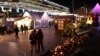 Orang-orang di pasar Natal di Berlin, Jerman, pada 21 Desember 2019. (Foto: REUTERS/Annegret Hilse)