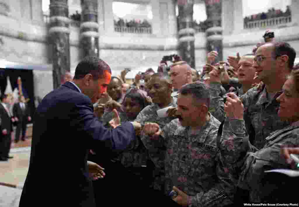 Barack Obama est en visite à Bagdad pour voir les troupes américaines, le 7 avril 2009. (White House/Pete Souza)