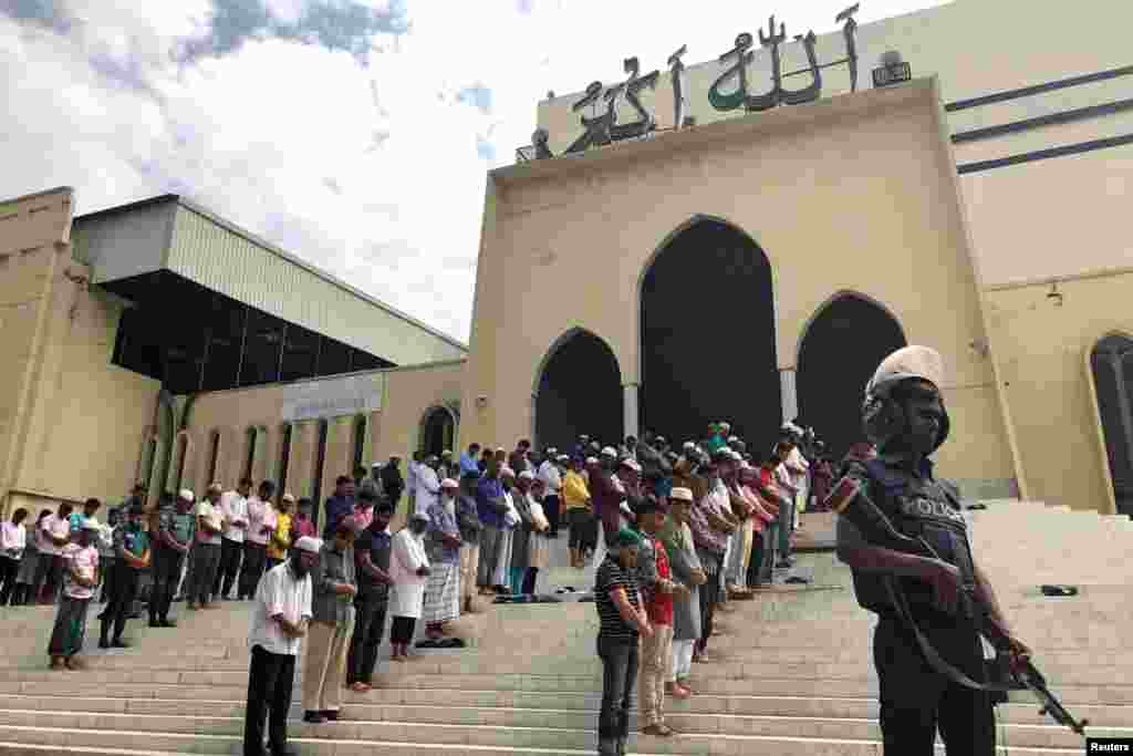 A police officer stands guard during Friday prayers at the Baitul Mukarram National Mosque, providing extra security after the Christchurch mosque attacks in New Zealand, in Dhaka, Bangladesh, March 15, 2019. 