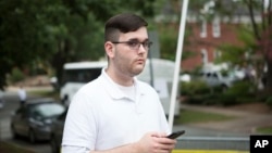 En esta foto aparece James Alex Fields Jr. minutos antes de tomar la decisión de subirse a su vehículo y acelerar hacia la multitud de contra manifestantes durante un mitin de nacionalistas blancos.