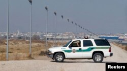 Penjaga perbatasan AS melakukan patroli di perbatasan AS-Meksiko di kota El Paso, Texas (foto: ilustrasi). Sebagian besar imigran gelap melintas masuk wilayah Amerika melalui Meksiko.