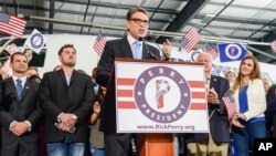 Mantan Gubernur Texas, Rick Perry saat mengumumkan rencana ikut bersaing untuk nominasi capres partai Republik di Addison,Texas, Kamis (4/6).