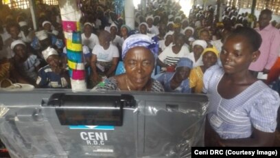 Quelques femmes apprennent à utiliser la machine à voter à Bumba, dans la province de la Mongala, dans l’ouest RDC, 30 août 2018. (Ceni RDC)