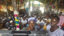 Quelques femmes apprennent à utiliser la machine à voter à Bumba, dans la province de la Mongala, dans l’ouest RDC, 30 août 2018. (Ceni RDC)