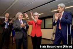 Menteri Luar Negeri AS John Kerry dan Menteri Energi Dr. Ernest Moniz memberi tepuk tangan bagi Wakil Menlu untuk Urusan Politik Wendy Sherman yang memberi ucapan terima kasihnya kepada anggota tim perundingan di Wina, Austria (14/7).