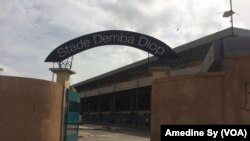 L'entrée du stade Demba Diop à Dakar, au Sénégal, le 25 juillet 2017. (VOA/Amedine Sy)