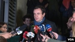 Le leader de la gauche (Vetevendosje), Albin Kurti, annonçant à ses partisans sa victoire à Prishtina, le 7 octobre 2019.