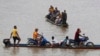 Venezolanos cruzan el río Arauca, la frontera natural entre Venezuela y Colombia, para refugiarse en Arauquita, Colombia, el 26 de marzo de 2021.