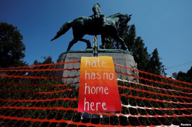 Gösterilere yol açan Güneyli General Robert E. Lee'nin heykeli