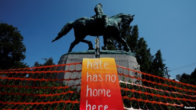 Znak "Ovdje nema mjesta mržnji" postavljen je ispred statue generala Konfederacije Roberta E. Leeja pred protest "Ujedinjene desnice" u Charlottevilleu u Virginiji 2017. godine.