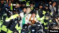 People scuffle with riot police during a protest opposing the deployment of a Terminal High Altitude Area Defense (THAAD) system in Seongju, South Korea, Sept. 7, 2017.