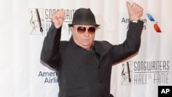 Van Morrison dalam pemberian penghargaan dari Songwriters Hall Of Fame.