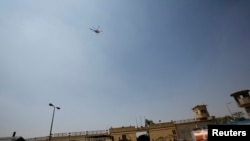 Mübarek Kahire'de cezaevinden helikopterle ev hapsinde tutulacağı askeri hastaneye götürülürken 