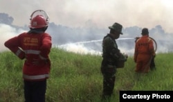 TNI, Pemadam Kebakaran dan staf BPBD Banjarbaru bahu membahu memadamkan api, Senin 17 September 2018. (Foto courtesy: Pusdalops PB BPBD Banjarbaru.)