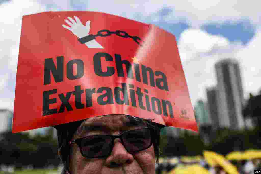 抗議者2019年6月9日在香港參加集會，反對有爭議的引渡法案。他頂著標語&ldquo;不要引渡到中國&rdquo;。