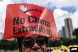 抗议者2019年6月9日在香港参加集会。反对有争议的引渡法案。他顶着标语“不要引渡到中国”。
