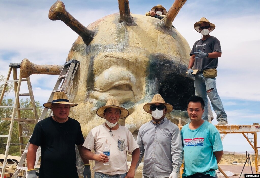 陈维明创作的“中共病毒”雕塑正在完工阶段，前排左二为陈维明。(美国之音，2021年5月25日）(photo:VOA)
