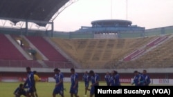 Para pemain Arema Cronus berlatih di Yogyakarta di sela-sela berlangsungnya Piala Sudirman. (VOA/Nurhadi Sucahyo)