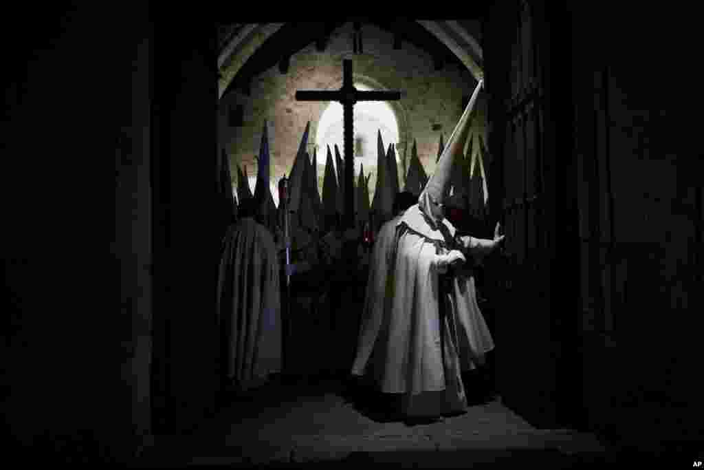Penitents of the Jesus Yacente brotherhood take part in a Holy Week procession in Zamora, northern Spain, March 28, 2013.