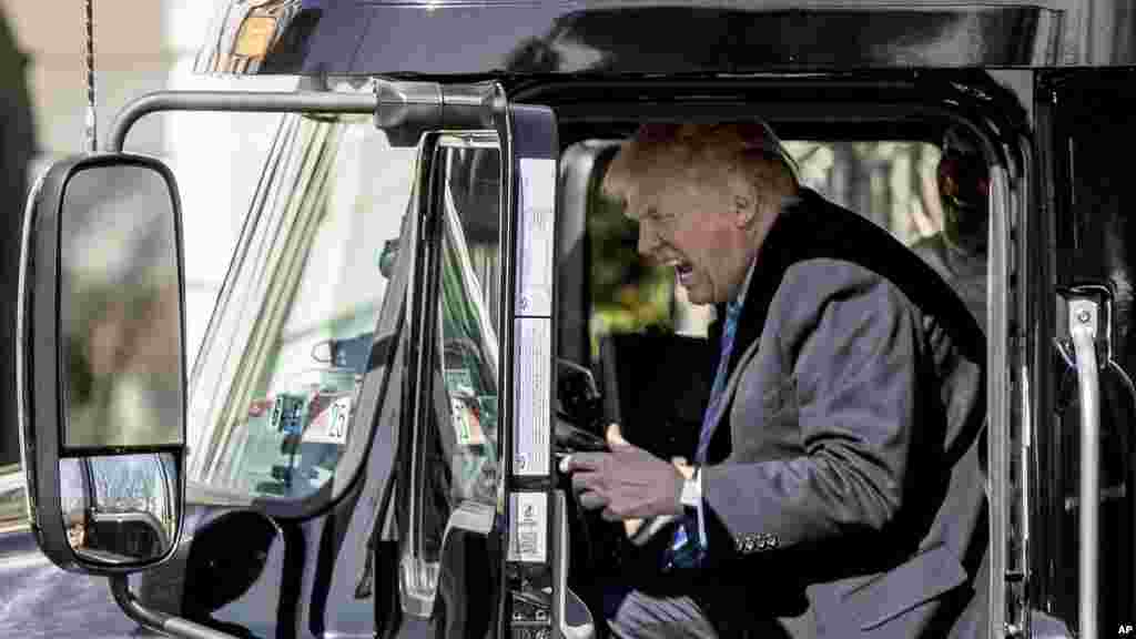 Le président Donald Trump au volant d&#39;un camion à 18 roues, lors de sa rencontre avec les camionneurs et des PDG à la Maison Blanche, Washington, 23 mars 2017 .