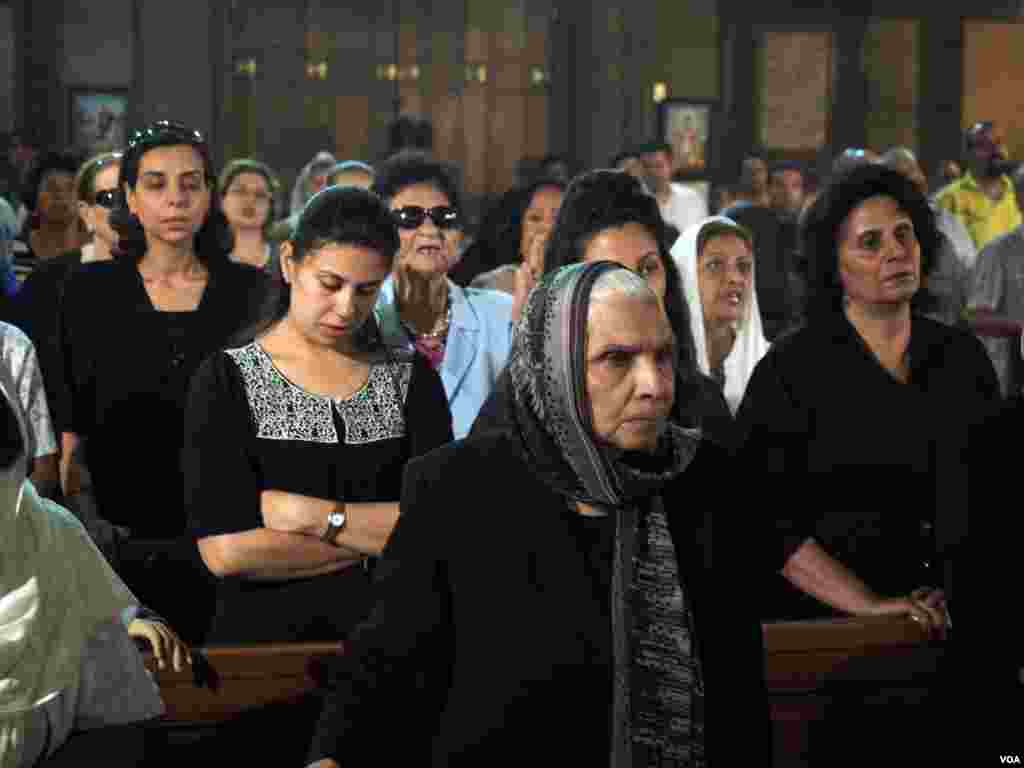 The family of Medhat Tanius, who was on Egyptair flight coming from his vacation in France during a mass in Potrosia Church in Abassya Cairo, Egypt, May 22, 2016. (Hamada Elrasam/VOA)