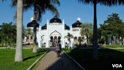 Masjid Raya Baiturrahman di Banda Aceh. (Foto: Steve Herman/VOA)